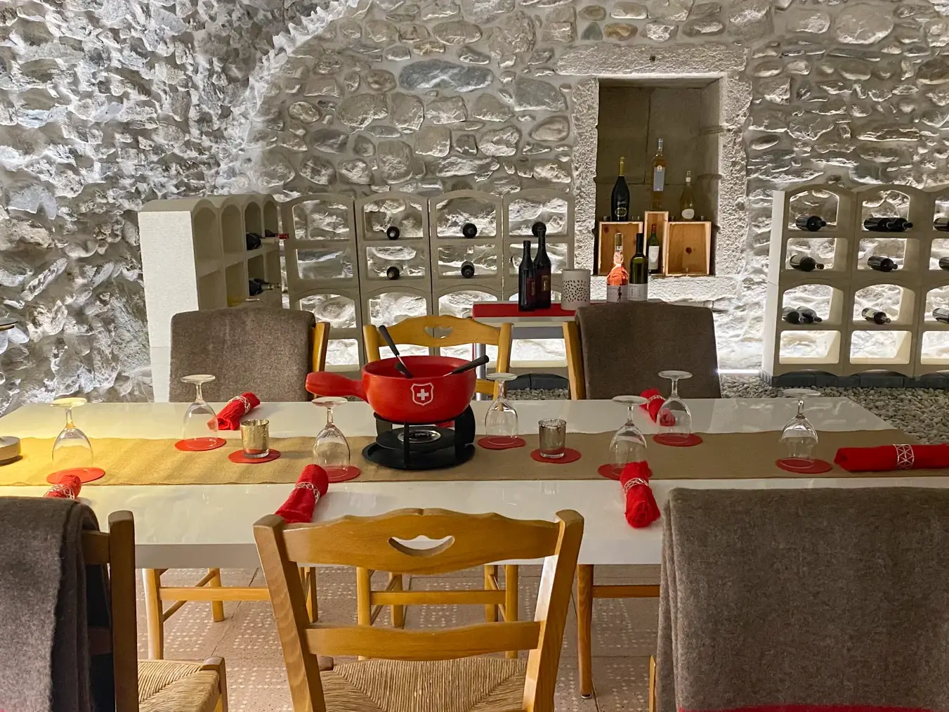 ferme-renovee-luxe-piscine-fontaine-grand-terrain-domotique-10
