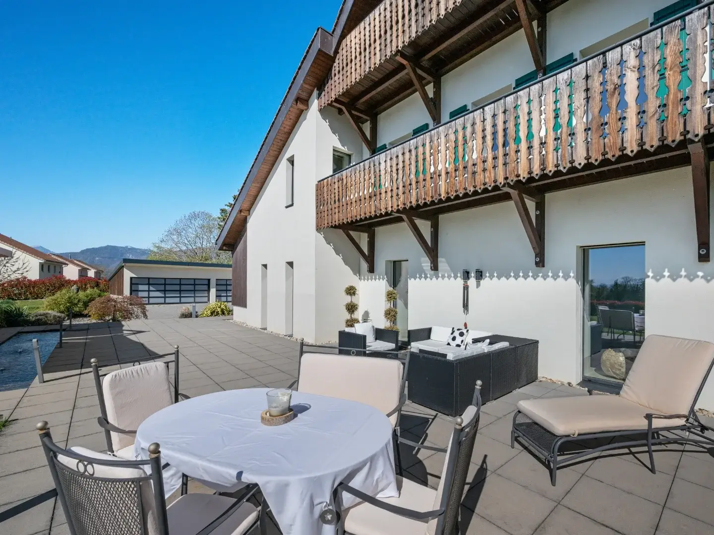 ferme-renovee-luxe-piscine-fontaine-grand-terrain-domotique-11