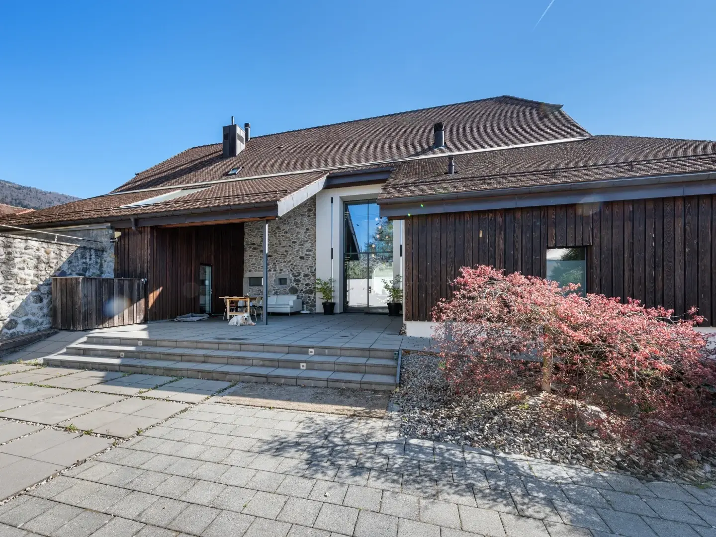ferme-renovee-luxe-piscine-fontaine-grand-terrain-domotique-12