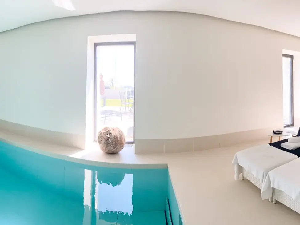 ferme-renovee-luxe-piscine-fontaine-grand-terrain-domotique-8
